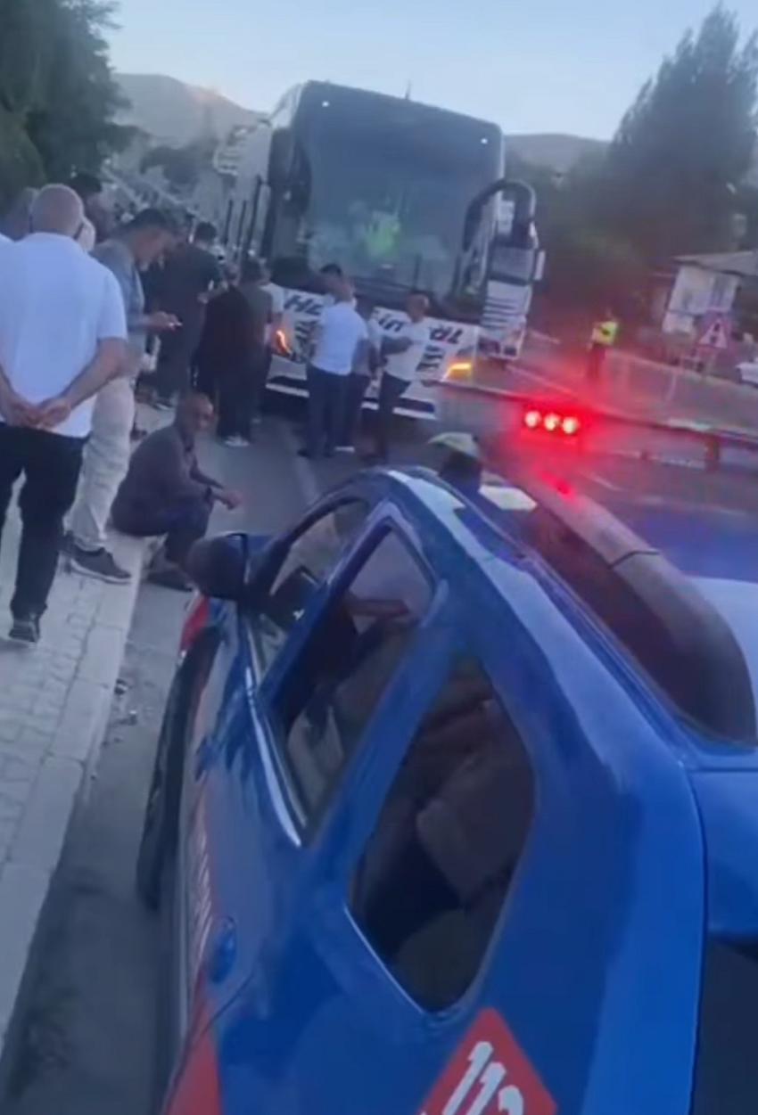 Freni Boşalan TIR Yolcu Otobüsü’ne Çarptı