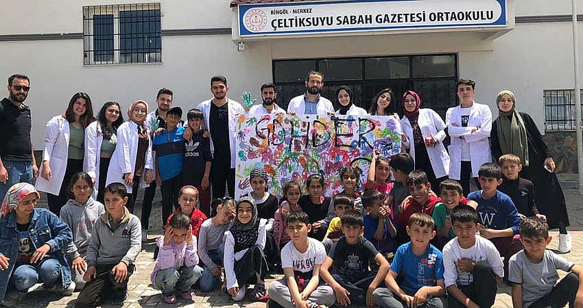 ÜNİVERSİTE ÖĞRENCİLERİ ÇOCUKLARLA BULUŞTU