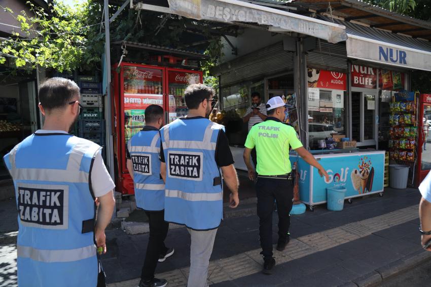 Belediyeden Kaldırım İşgallerine Müdahale