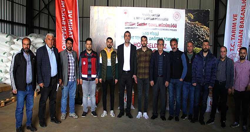 ÇİFTÇİLERE NOHUT TOHUMU DAĞITILDI