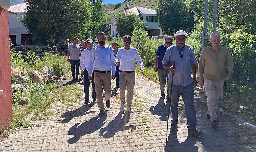 HÜLAKÜ: KÖYLÜLER YOL ÇİLESİ ÇEKİYOR