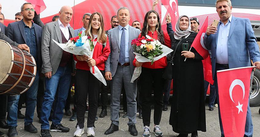 Dünya şampiyonuna davullu-zurnalı karşılama 