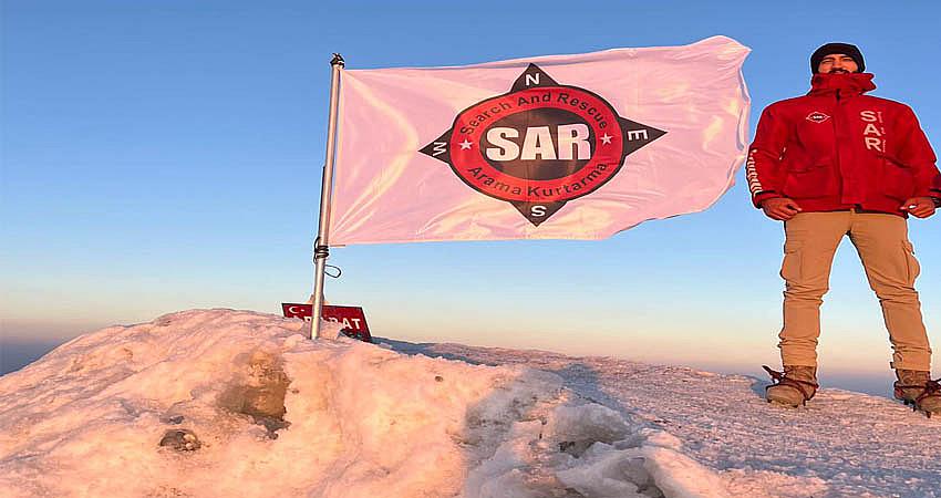 BİNGÖLLÜ DAĞCI AĞRI DAĞINA TIRMANDI